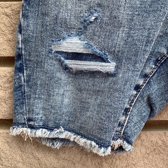 Old Navy Karate Slim Cutoff Distressed Denim Shorts Size 5 - Picture 2 of 10